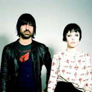 Crystal Castles se paie les services de Robert Smith