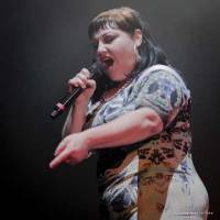 Gossip - Beth Ditto balanceert tussen enthousiasme en verdriet