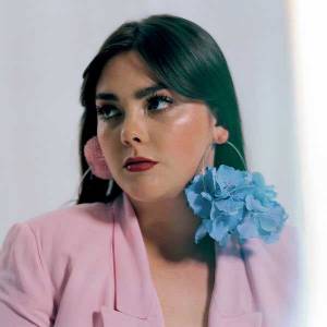 Une artiste qui surfe sur la vague, un vendredi sur mer…