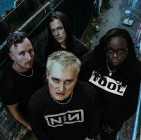 Tetrarch – ‘Iedereen heeft een deel van zichzelf dat hij niet leuk vindt of wil veranderen. De meeste mensen kunnen zeggen dat ze iets hebben, hoe groot of klein ook. Het album gaat over ontdekken wat dat ook mag zijn‘