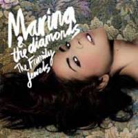 Marina prend soin de ses bijoux de famille…