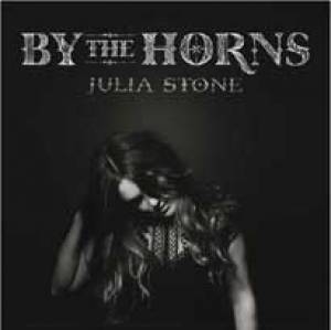 Julia Stone prend Benjamin Biolay par les cornes.