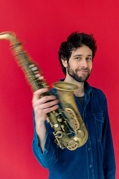 Loek Van Den Berg – Op dit nieuwe album ben ik op zoek gegaan naar de essentie van mijn muziek, waarbij ik één idee dieper uitwerkte van de hele compositie. De composities zijn gelaagder