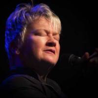 Anne Clark pakt ons emotioneel in met haar ‘Fall into winter’ tour