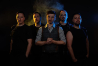 Aeveris – Ik denk dat we binnen de metalwereld wel overal aan de bak kunnen. Of we met onze band op Radio 2 kunnen, dat is iets anders. Dat is ook niet onze bedoeling. Wij maken muziek voor onszelf, muziek die we zelf graag horen