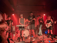 Alien Nosejob - Energieke punk met een feestelijke (sax) toets