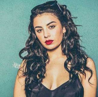 Charli XCX moet het hebben van de sfeer en de vrolijkheid van het publiek! 