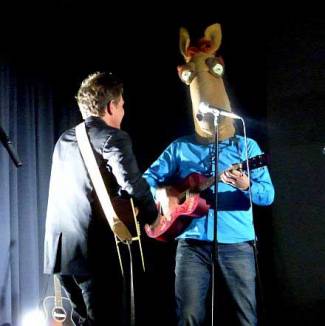 Steve Wynn &amp; Piv Huvluv - Gitaren, vinyl &amp; comedy op heilige grond