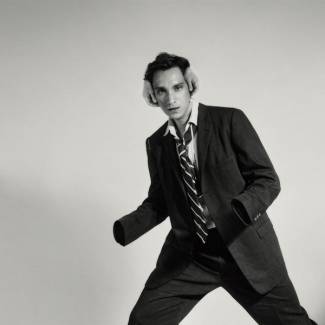 Oliver Sim se souvient d’une romance…