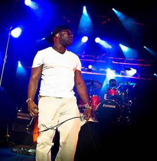 Great live band - The Roots