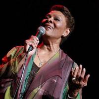Dionne Warwick zingt haar grootste hits