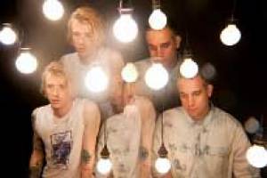 Girls en prière pour son second album