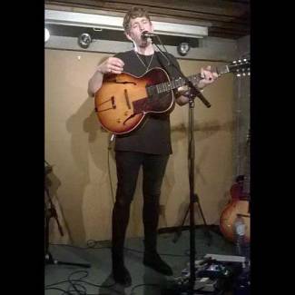 Rhodes – Eenzame singer-songwriter klaar voor grote zalen