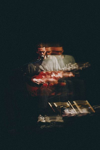 The Rising Moon - Willem Heylen – Door het publiek midden de band te zetten, wordt het publiek een soort onderdeel van die band zelf. Dit was de onderliggende bedoeling, om de mensen een soort mediatieve ervaring mee te geven