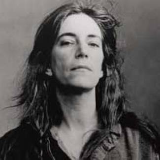 Patti Smith rend hommage…