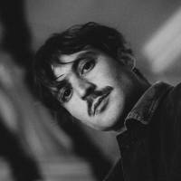 Dude Low en mode noir et blanc