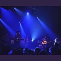Angus Stone – Helderblauwe hemel met schaapjeswolken