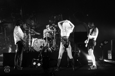 Amyl &amp; The Sniffers - Bijzonder Gevaarlijk: Hoogst ontvlambare punkrock bij een hittegolf