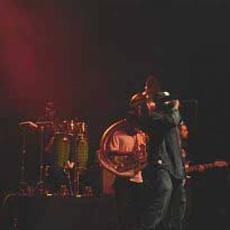 The legendary Roots Crew zet stomende set neer