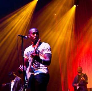 Ego speelt Raphael Saadiq parten in AB