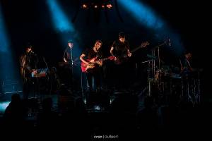 Flying Horseman - Een dunne lijn van oorverdovend knallen en zachtmoedig zalven van het hart
