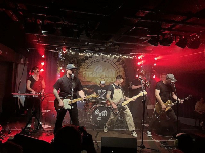 Stereo Taxi – Uitgebreid beloftevol combo speelt een energiek vinnige rockset