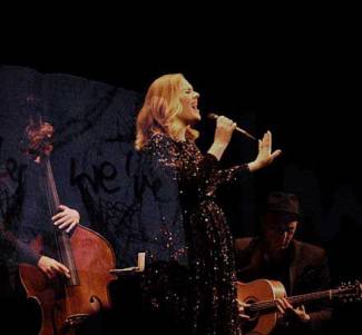 Adele omarmt haar publiek