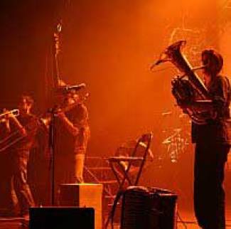 Van feeststemming tot ontroering met Les Ogres de Barback
