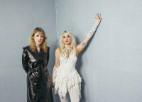 Le culte de la célébrité dénoncé par les Lambrini Girls