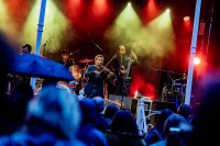 Orkesta Mendoza - Great Gigs In The Park 2026 - Zwoele danspasjes in de regen