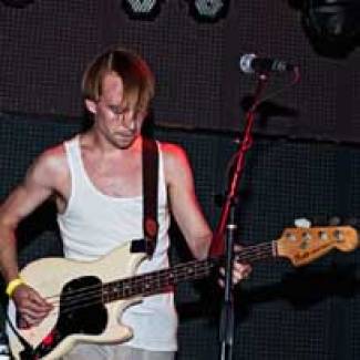 Le bassiste de WU LYF rouvre son grenier à musique…