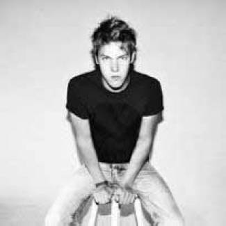 Thomas Mustin, pas seulement un acteur, mais aussi un chanteur !