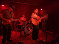 Kassi Valazza - Unieke singer-songwriter houdt De Zwerver in haar greep