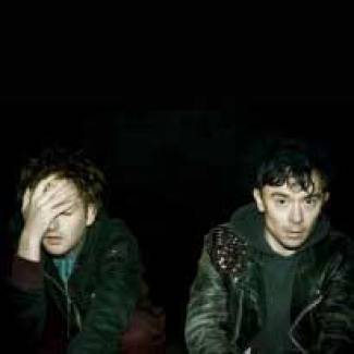 Noise duo The Big Pink overtuigen met korte set.