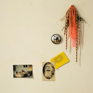 Mike Donovan s’éclaire à la lampe de poche…