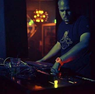 Com Truise – Moustachen en bretellen