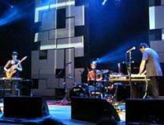 Factory Floor blaast warm noch koud