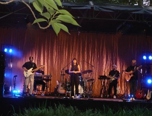 Meau - Holy garden session - Publiek wordt moeiteloos ingenomen op deze idyllische plek met haar innemende muziek