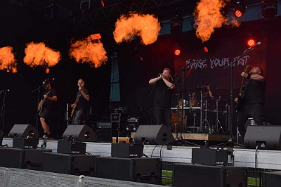 Raise Your Fist - Meer podia. Samenwerking met andere bands. We zijn gewoon heel gemotiveerd om hiermee verder te gaan… én we hopen er de vruchten van te plukken met deze release