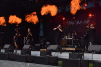 Raise Your Fist - Meer podia. Samenwerking met andere bands. We zijn gewoon heel gemotiveerd om hiermee verder te gaan… én we hopen er de vruchten van te plukken met deze release