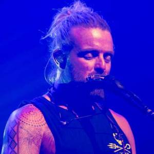 Un cow-boy rasta dans la peau d’un kangourou…