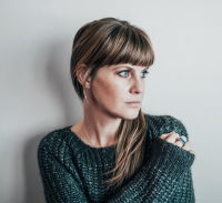Entre disco et glamour, Isolde Lasoen fait scintiller la mélancolie avec « Echo en toi »