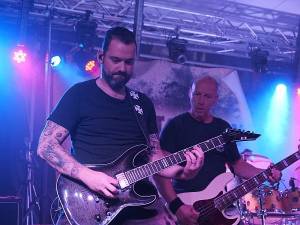 Liquid Therapy - We zijn heel graag creatief bezig met onze muziek, het is om die reden  dan ook leuk dat iedereen binnen de band zijn ei kwijt kan, en dat we elkaar daarmee aanvullen of beïnvloeden