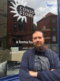 Mike Keirsbilck - Consouling Sounds - We kiezen bewust artiesten uit die vanuit hun buikgevoel tewerk gaan, en met een oog voor melancholie en emoties hun muziek brengen. Het moet dus vooral echt aanvoelen