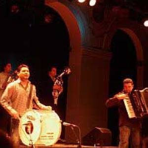 Kocani Orkestar tekent als de fanfare in elk dorp