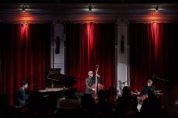 Alex Koo Trio - Een veelkleurig palet van hun instrumenten in een breed, uiteenlopende sound