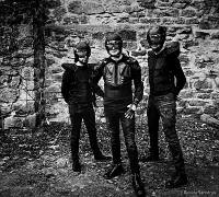 The Juggernauts - Opvallend is dat er in die ‘mainstream’ genres bijna nooit met een verwijzende vingertje wordt gewezen naar deze oergroepen en hun invloeden. Maar oh wee als men EBM maakt