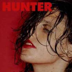 Anna Calvi part à la chasse… des préjugés sur la sexualité…