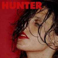 Anna Calvi part à la chasse… des préjugés sur la sexualité…