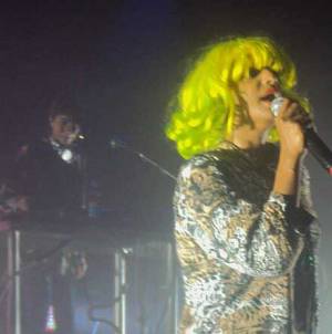 M.I.A. - Vrouw met ballen hitst Trix op